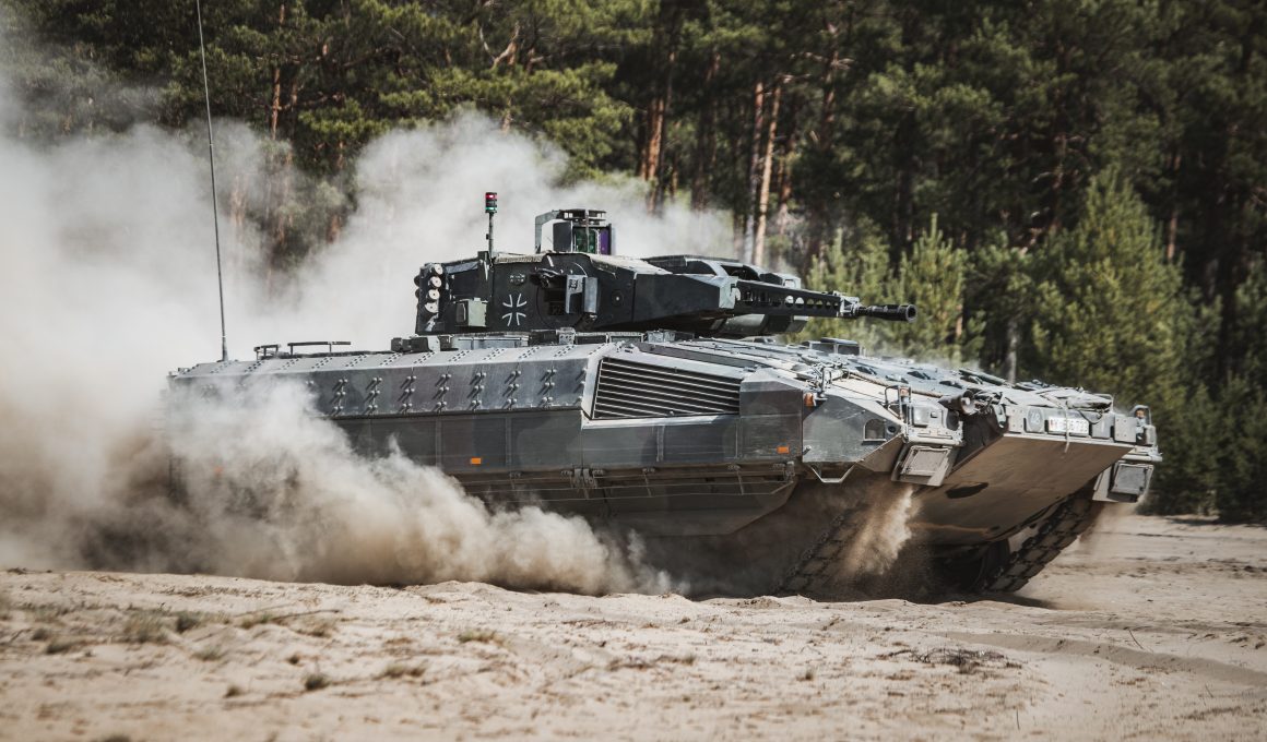 Mit der Übung „Freedom Shield I“ hat die deutsche Panzerbrigade 45 „Litauen“ im Mai und Juni erstmals ein Manöver unter eigener Führung gestartet. Rund 3.000 Soldatinnen und Soldaten aus acht NATO-Staaten trainieren dabei im litauischen Pabradė.